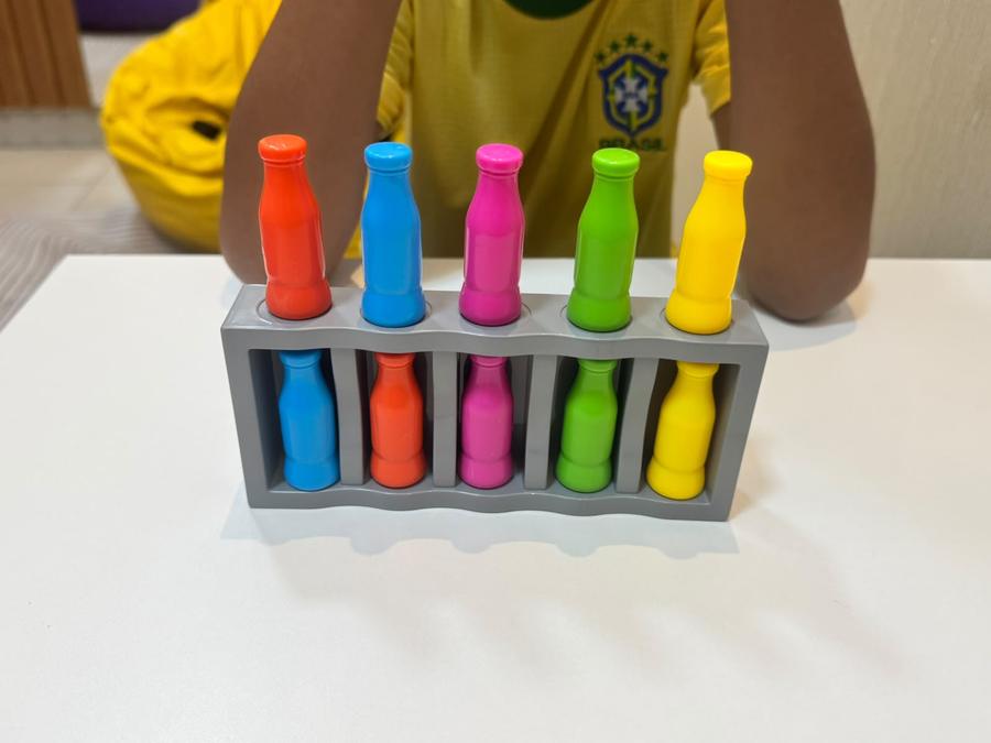 Jogo de encaixe e classificação por cores usado em atendimento infantil