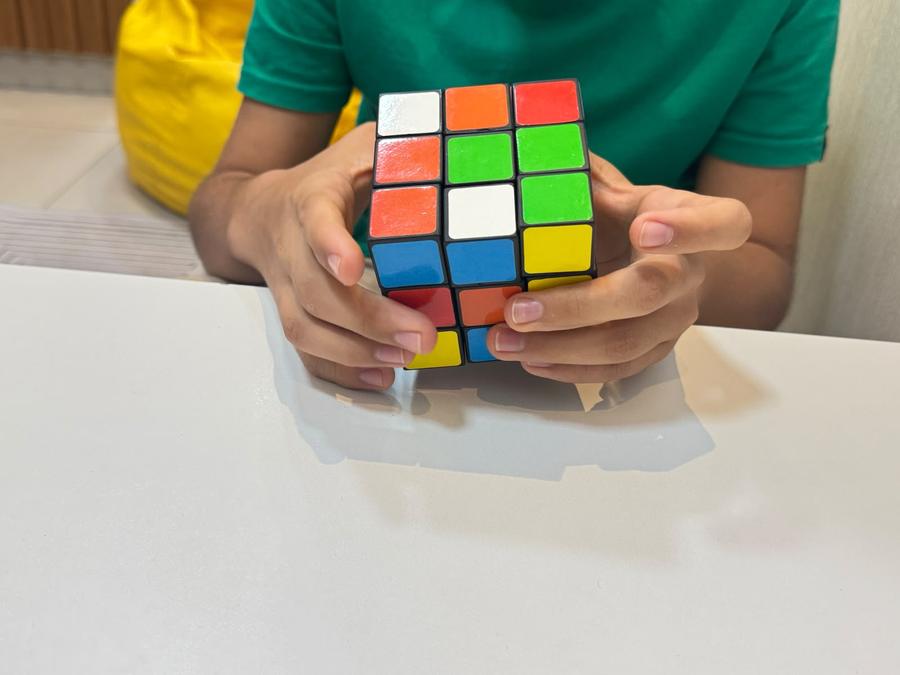 Cubo mágico usado para estimular raciocínio lógico e concentração